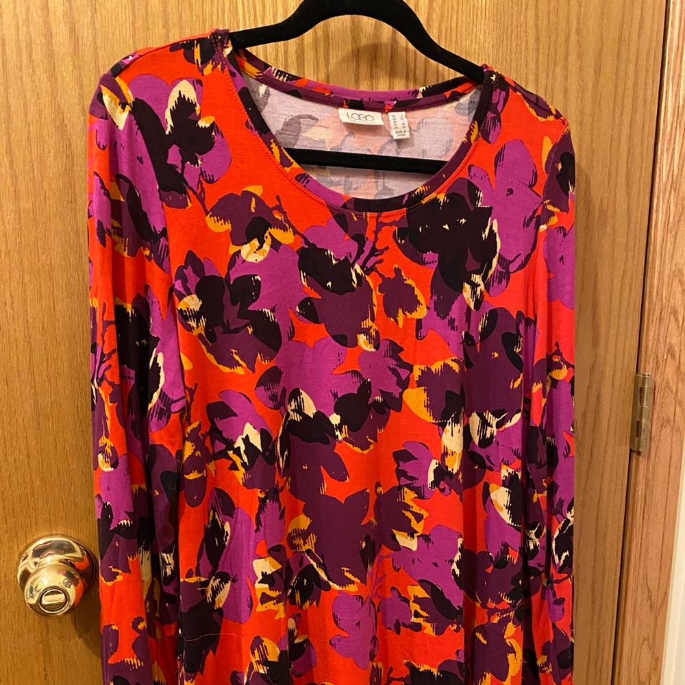 Lori Goldstein LOGO EUC Large Long sleeved top.